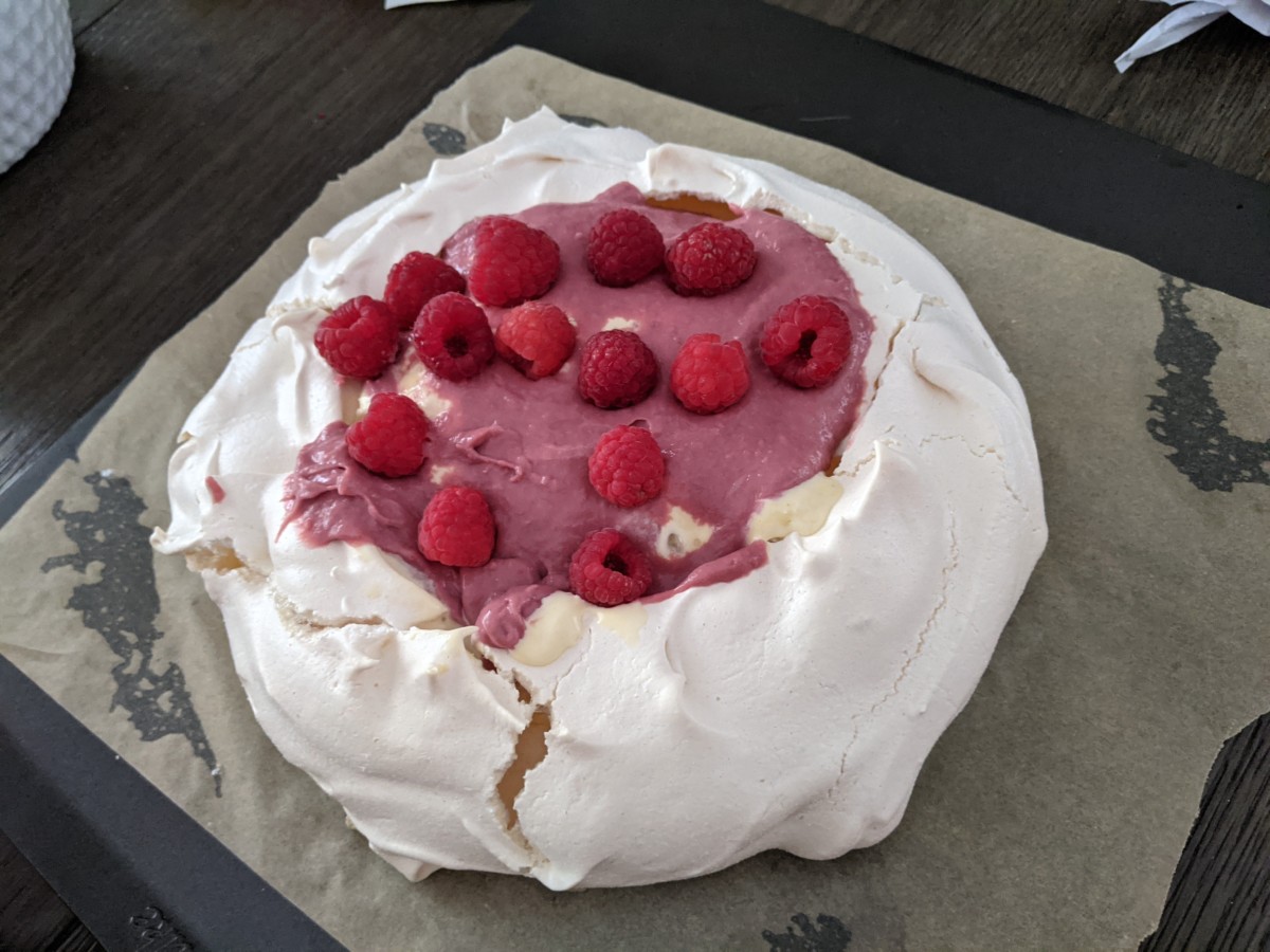 raspberry pavlova